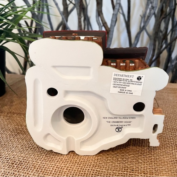 Department 56 New England Village The Cranberry House 56.56627 With Box - Picture 9 of 11